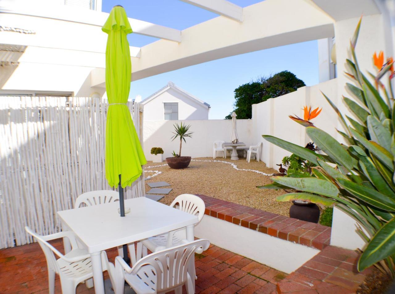 Small Bay Guest House Bloubergstrand Exterior photo